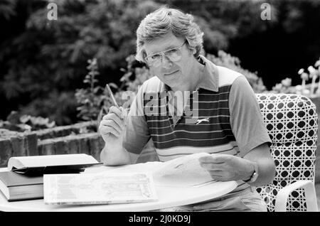 Michael Aspel im Bild zu Hause mit seiner Familie. September 1982. Stockfoto