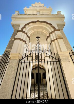 Orthodoxe Kirche mit ihrer mehrstufigen Glockenturm Fassade in Emporio, Santorini, Griechenland. Stockfoto