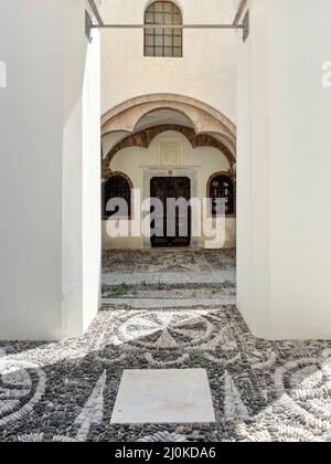 Mittelalterliches Dorf Emporio auf der Insel Santorini in Griechenland. Stockfoto