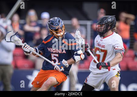 19. März 2022: Virginia Cavaliers greifen Matt Moore (5) beim NCAA Men's Lacrosse Regular Season Spiel zwischen den Virginia Cavaliers und den Maryland Terrapins auf dem Audi Field in Washington, DC an und passieren den Midfielder Jake Higgins (57) Stockfoto