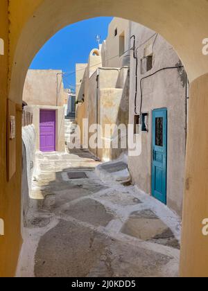 Mittelalterliches Dorf Emporio auf der Insel Santorini in Griechenland. Stockfoto