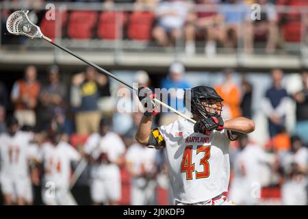 19. März 2022: Der Maryland-Wasserschildkröten-Verteidiger Brett Makar (43) schießt beim NCAA Men's Lacrosse-Spiel der regulären Saison zwischen den Virginia Cavaliers und den Maryland-Wasserschildkröten im Audi Field in Washington, DC, auf ein Tor. Fotograf: Cory Royster Stockfoto