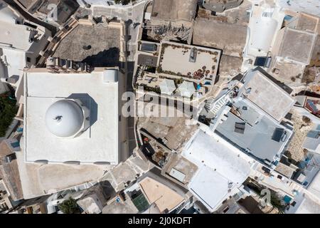 Orthodoxe Kirche mit ihrer mehrstufigen Glockenturm Fassade in Emporio, Santorini, Griechenland. Stockfoto