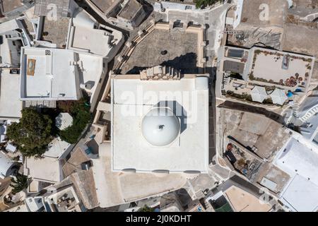 Orthodoxe Kirche mit ihrer mehrstufigen Glockenturm Fassade in Emporio, Santorini, Griechenland. Stockfoto