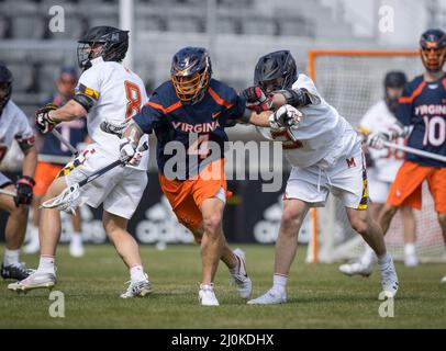 19. März 2022: Virginia Cavaliers Mittelfeldspieler Jeff Conner (4) hält den Ball außerhalb der Reichweite von Maryland-Schildkröten-Mittelfeldspieler Jonathan Donville (3) während des NCAA Men's Lacrosse Regular Season Spiels zwischen den Virginia Cavaliers und den Maryland-Schildkröten im Audi Field in Washington, DC Fotograf: Cory Royster Stockfoto