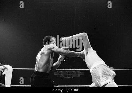 Maurice Hope / Carlos Herrera WBC World Super Weltgewichtstitel. Wembley Arena, Wembley, London, Vereinigtes Königreich.Hope gewann durch einstimmige Entscheidung Runde 15. (Bild) Kampfaktion. 26.. November 1980 Stockfoto