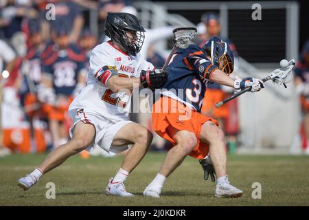 19. März 2022: Maryland Terrapins Mittelfeldspieler Kyle Long (23) die Verteidigung zwingt den Ball aus dem Netz des Virginia Cavaliers Verteidigers Max Wooten (37) während des NCAA Men's Lacrosse Regular Season Spiels zwischen den Virginia Cavaliers und den Maryland Terrapins im Audi Field in Washington, DC Fotograf: Cory Royster Stockfoto