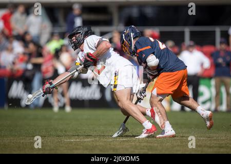 19. März 2022: Maryland-Schildkröten Luke Wierman (52) mit dem Schaufelpass nach dem Gewinn des Faceoff während des NCAA Men's Lacrosse Regular Season Spiels zwischen den Virginia Cavaliers und den Maryland-Schildkröten im Audi Field in Washington, DC Fotograf: Cory Royster Stockfoto