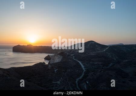 Roter Strand in Santorini, Kykladen, Griechenland in der südlichen Ägäis. Wunderschöne Sommerlandschaft mit einem der berühmtesten Strände der Welt. Stockfoto