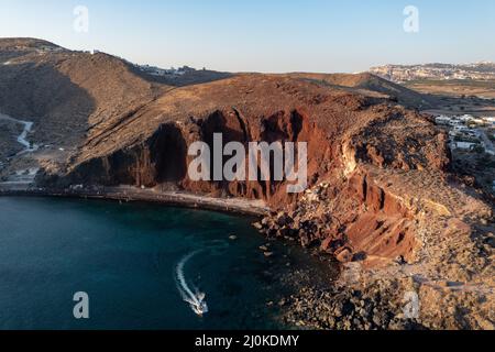 Roter Strand in Santorini, Kykladen, Griechenland in der südlichen Ägäis. Wunderschöne Sommerlandschaft mit einem der berühmtesten Strände der Welt. Stockfoto