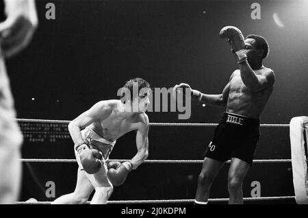 Maurice Hope / Carlos Herrera WBC World Super Weltgewichtstitel. Wembley Arena, Wembley, London, Vereinigtes Königreich.Hope gewann durch einstimmige Entscheidung Runde 15. (Bild) Kampfaktion. 26.. November 1980 Stockfoto