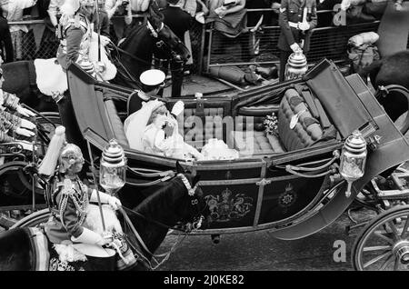 Prinz Charles heiratet Lady Diana Spencer.das Bild zeigt das glückliche Paar, das die St. Paul's Cathedral verlassen hat und nun mit der Kutsche zum Buckingham Palace fährt. Lady Dianas Hochzeitskleid und sein 25-Fuß-Zug ist als eines der berühmtesten Hochzeitskleider der Geschichte hinuntergegangen. Das Kleid wurde von David und Elizabeth Emanuel entworfen. Bild aufgenommen am 29.. Juli 1981 Stockfoto