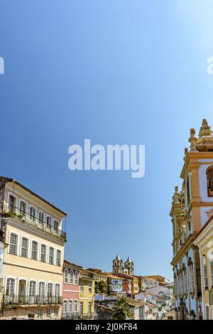 Fassade alter, historischer und farbenfroher Häuser und Kirchen in der Pelourinhouskirche Stockfoto
