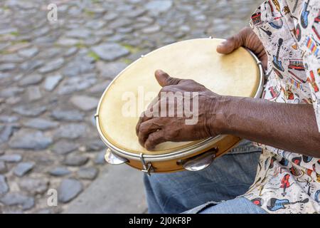 Samba-Performance mit Musikerhände, die Tamburin auf den Straßen von Salvador spielen Stockfoto