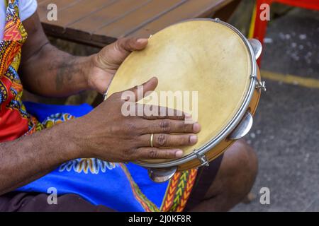 Brasilianische Samba-Performance mit Musikerhände, die Tamburin spielen Stockfoto