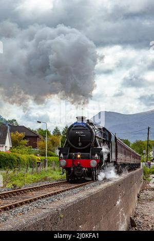 CORPACH, SCHOTTLAND, Vereinigtes Königreich - 19. MAI: Der Jakobit verlässt am 19. Mai 2011 den Bahnhof in Corpach in Schottland. Vier nicht identifizierte Peop Stockfoto