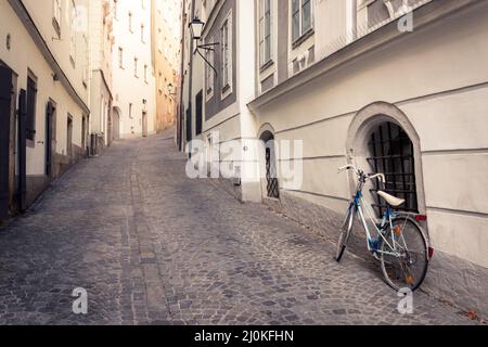 Linz, Österreich: Straßenansicht mit bunten historischen Gebäuden in der Altstadt Stockfoto