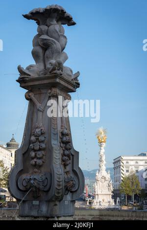 LINZ, ÖSTERREICH: Dreifaltigkeitssäule auf dem Hauptplatz oder Hauptplatz im Zentrum von Linz, Österreich. Linz ist das drittgrößte CI Stockfoto