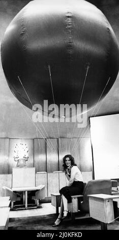 Newcastle Civic Center, ein Regierungsgebäude im Haymarket-Gebiet von Newcastle upon Tyne, England. 13.. November 1980. Auf, auf und ab, Pressereferent des Civic Center, Jan Duncan, mit einem Ballon, der gekauft wurde, um ein Loch im Dach der Ratskammer zu bohren. Stockfoto