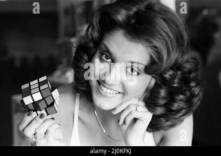 Miss Großbritannien, Michelle Hobson, auf der Toy Fair in Earl's Court. Abgebildet mit einem Rubik's Cube. 1.. Februar 1981 Stockfoto