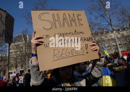 Pariser Demonstration zur Unterstützung des ukrainischen Volkes am samstag, 19/03/2022, als die russische Offensive gegen die Ukraine verschärft wird Stockfoto