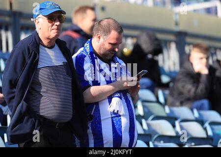 Gillingham, Großbritannien. 19. März 2022. Ein Sheffield Wednesday Fan überprüft sein Telefon. In Gillingham, Vereinigtes Königreich am 3/19/2022. (Foto von Carlton Myrie/News Images/Sipa USA) Quelle: SIPA USA/Alamy Live News Stockfoto