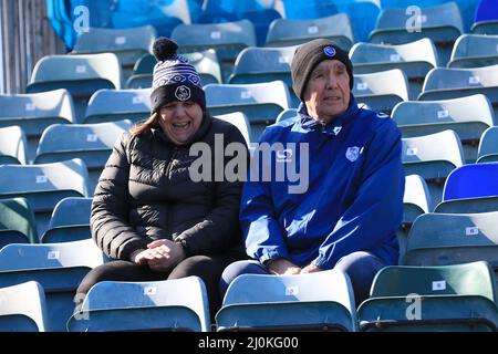 Gillingham, Großbritannien. 19. März 2022. Sheffield Wednesday Fans warten auf den Kick-off. In Gillingham, Vereinigtes Königreich am 3/19/2022. (Foto von Carlton Myrie/News Images/Sipa USA) Quelle: SIPA USA/Alamy Live News Stockfoto