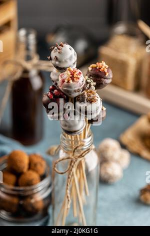 Candy-Bar-Konzept mit Null-Zucker-Süßigkeiten. Köstliche hausgemachte und gesunde Trüffel, Kekse und Kekse. Stockfoto