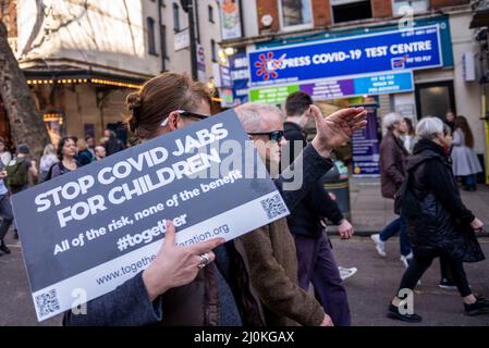 Protest gegen die Impfung von Kindern für Covid 19, begleitet von Anti-Vaxxern. Plakat „Stop covid jabs for children“, vorbei am Testzentrum Stockfoto