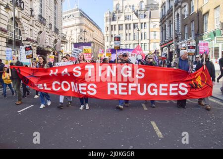 London, Großbritannien, 19.. März 2022. Die Demonstranten tragen in Haymarket ein Banner mit dem Titel „Hastings begrüßt Flüchtlinge“. Demonstranten marschierten durch Central London, um gegen Rassismus und Flüchtlinge zu protestieren. Kredit: Vuk Valcic/Alamy Live Nachrichten Stockfoto