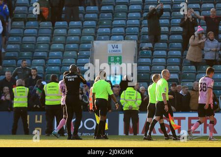 Gillingham, Großbritannien. 19. März 2022. Darren Moore Manager von Sheffield Wednesday applaudiert Fans in Vollzeit. In Gillingham, Großbritannien am 3/19/2022. (Foto von Carlton Myrie/News Images/Sipa USA) Quelle: SIPA USA/Alamy Live News Stockfoto