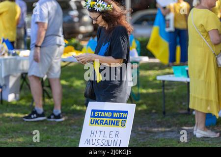 Delray Beach, Florida, USA. März 19. 2022. Palm Beach: Ukraine-Kundgebung gegen russische Invasion. Einige Ukrainer in Palm Beach, Miami, Boca Raton protestieren gegen die Invasion der russischen Armee in die Ukraine. Ukraine Krieg Protestschilder und Beiträge. Kredit: Yaroslav Sabitov/YES Market Media/Alamy Live Nachrichten Stockfoto