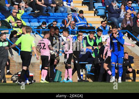 Gillingham, Großbritannien. 19. März 2022. Darren Moore Manager von Sheffield Wednesday spricht mit seinen Spielern während einer Getränkepause. In Gillingham, Vereinigtes Königreich am 3/19/2022. (Foto von Carlton Myrie/News Images/Sipa USA) Quelle: SIPA USA/Alamy Live News Stockfoto