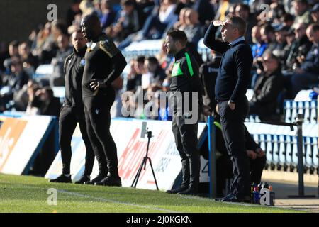 Gillingham, Großbritannien. 19. März 2022. Neil Harris Manager von Gillingham beobachtet die Aktion, indem er seine Augen schattiert. In Gillingham, Vereinigtes Königreich am 3/19/2022. (Foto von Carlton Myrie/News Images/Sipa USA) Quelle: SIPA USA/Alamy Live News Stockfoto