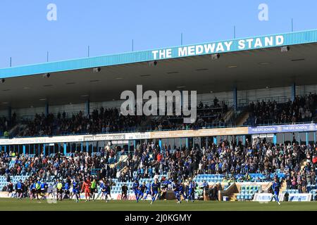 Gillingham, Großbritannien. 19. März 2022. Beide Teams kommen vor dem Anpfiff heraus. In Gillingham, Großbritannien am 3/19/2022. (Foto von Carlton Myrie/News Images/Sipa USA) Quelle: SIPA USA/Alamy Live News Stockfoto