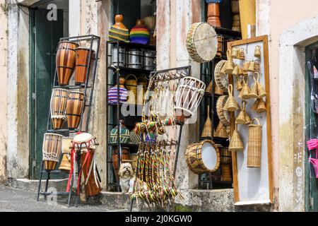 Handel mit typischen Produkten und Musikinstrumenten verschiedener Art auf den Straßen von Pelourenhin Stockfoto