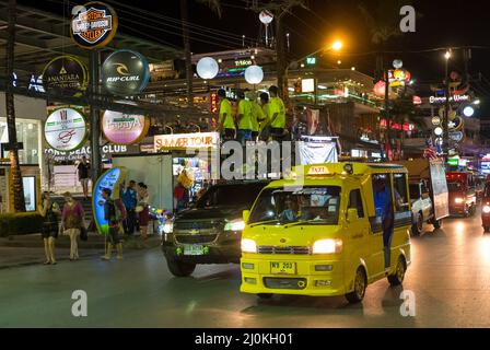 Thawewong Road in Patong bei Nacht. Diese Straße entlang des Patong Strandes ist Tag und Nacht sehr voll. Stockfoto