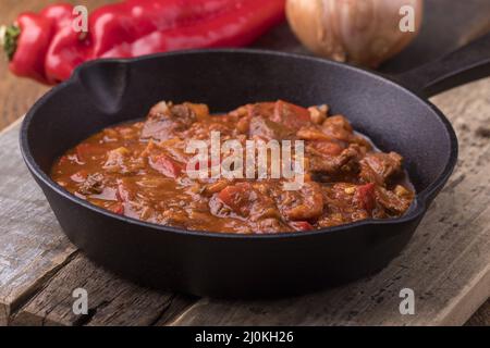 Ungarischer Gulasch in einer Eisentanpfanne Stockfoto