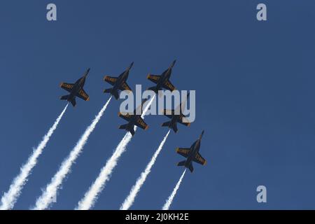 Sechs Navy Blue Angels in Formation über NAF El Centro, Kalifornien Stockfoto