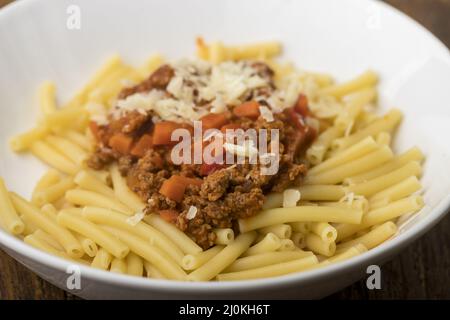 Maccheroni mit Sauce Bolognaise auf Holz Stockfoto