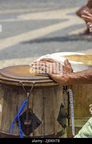 Afro-brasilianische kulturelle Manifestation mit Mann, der Atabaque spielt Stockfoto