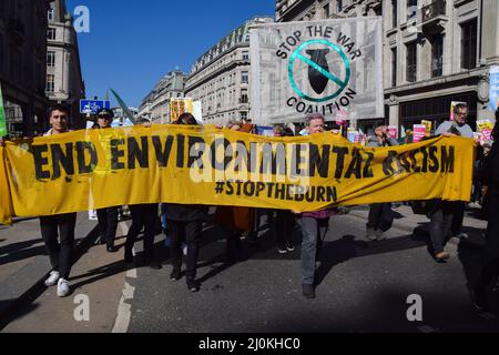 London, Großbritannien, 19.. März 2022. Die Demonstranten tragen auf der Regent Street ein Banner mit dem Titel „Ende des Umweltrassismus“. Demonstranten marschierten durch Central London, um gegen Rassismus und Flüchtlinge zu protestieren. Kredit: Vuk Valcic/Alamy Live Nachrichten Stockfoto
