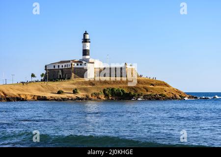 Seitenansicht des Leuchtturms Barra (Farol da Barra) eines der wichtigsten historischen Gebäude und Touristenattraktion in der Stadt Salvador Stockfoto