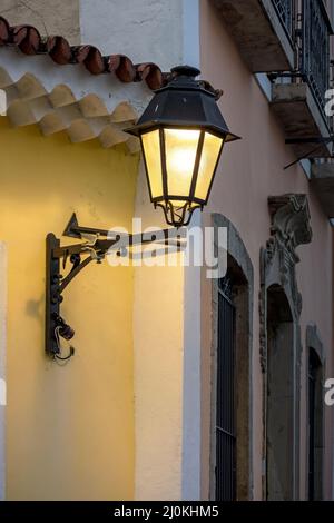 Alte Metalllaternen und farbenfrohe Fassade eines Kolonialhauses im historischen Pelourinhoviertel Stockfoto