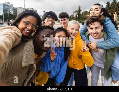 Portrait Selfie-Gruppe junger multiethnischer Studenten im Freien Stockfoto