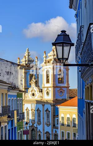 Bunte Kolonialhäuser Fassaden und historische Kirchtürme im Barock- und Kolonialstil Stockfoto