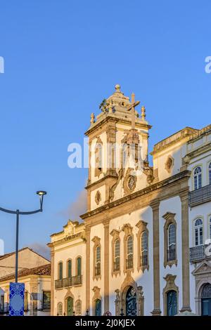 Vorderansicht einer alten und historischen Kirche aus dem 18.. Jahrhundert auf dem zentralen Platz des Pelourinhoviertels Stockfoto