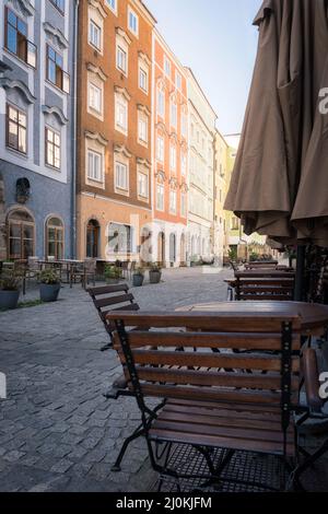 Linz, Österreich: Straßenansicht mit bunten historischen Gebäuden in der Altstadt Stockfoto