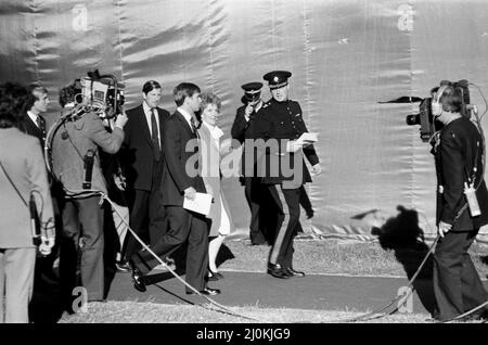 Die Feuerwerksshow, die vor der Royal Wedding von einer halben Million Menschen im Londoner Hyde Park beobachtet wurde. Prinz Andrew wird mit Nancy Reagan abgebildet. 28.. Juli 1981. Stockfoto