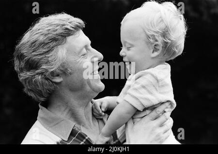 Michael Aspel im Bild zu Hause mit seiner Familie. September 1982. Stockfoto